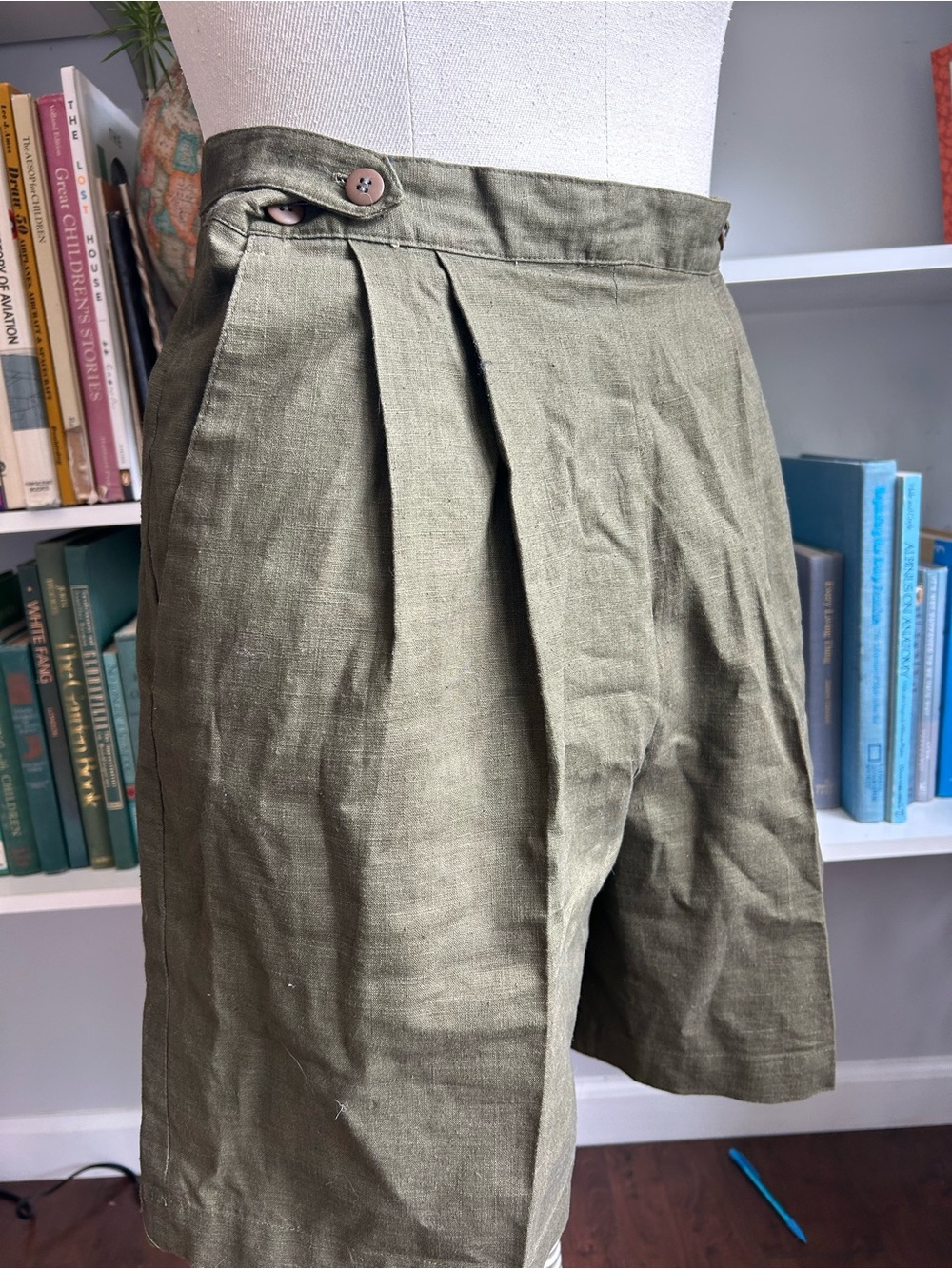 Adolfo Olive Green Flat-Front Pleated Women's Shorts